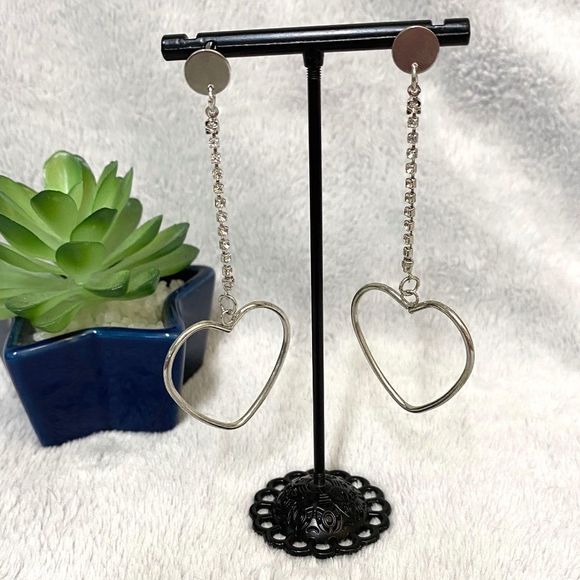 Jewelry - 👀 3/$15 🤍Adorable Dangling Heart Earrings